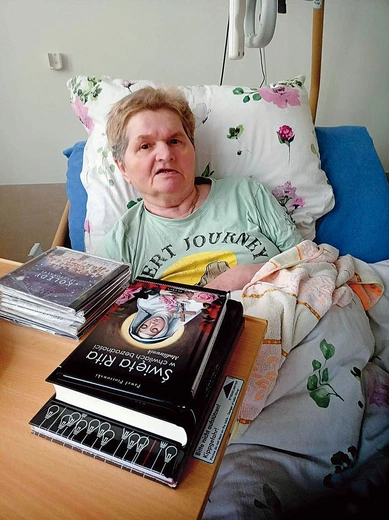 Pani Ula z książką o św. Ricie, otrzymaną od muzyka. 