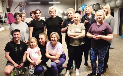 – Cieszę się, że treningi prowadzą osoby doświadczone w pracy z pacjentami onkologicznymi – mówi Ula Smok (po lewej, w szarej bluzce i okularach).