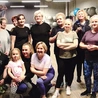 – Cieszę się, że treningi prowadzą osoby doświadczone w pracy z pacjentami onkologicznymi – mówi Ula Smok (po lewej, w szarej bluzce i okularach).
