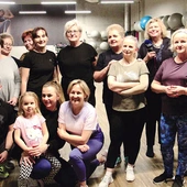 – Cieszę się, że treningi prowadzą osoby doświadczone w pracy z pacjentami onkologicznymi – mówi Ula Smok (po lewej, w szarej bluzce i okularach).
