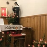 Przy relikwiach świętej zawsze są róże.
