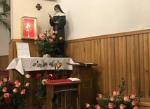 Przy relikwiach świętej zawsze są róże.