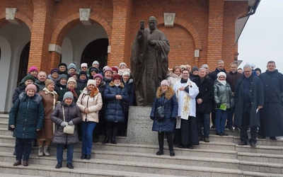 Przy pomniku bł. Stefana Wyszyńskiego.