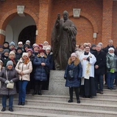 Przy pomniku bł. Stefana Wyszyńskiego.