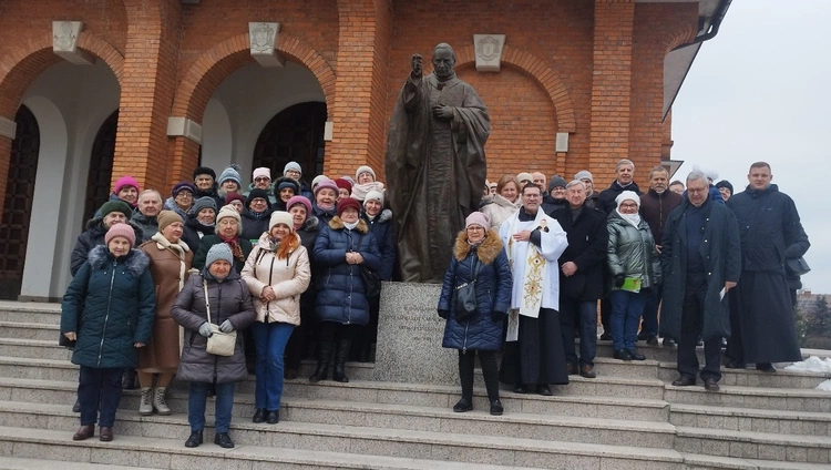Przy pomniku bł. Stefana Wyszyńskiego.