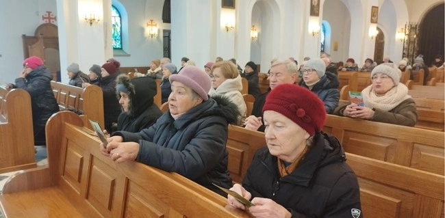 Wierni otrzymali foldery dotyczące Roku Jubileuszowego.