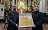 Mirosław Skrzypiec w ramach pracy inżynierskiej odtworzył zaginioną sukienkę koronacyjną Matki Bożej Tuchowskiej