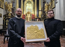 Mirosław Skrzypiec w ramach pracy inżynierskiej odtworzył zaginioną sukienkę koronacyjną Matki Bożej Tuchowskiej