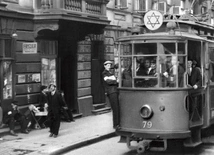 Z tramwaju z gwiazdą Dawida, jadącego przez getto w Warszawie, mogli korzystać wyłącznie Żydzi.