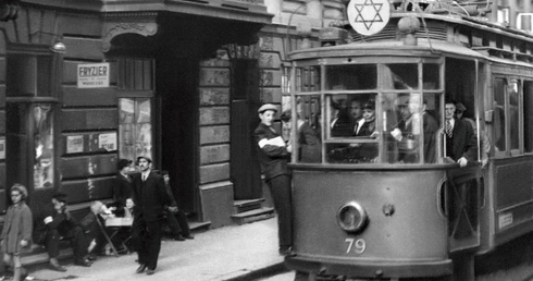 Z tramwaju z gwiazdą Dawida, jadącego przez getto w Warszawie, mogli korzystać wyłącznie Żydzi.