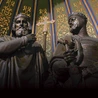 Król Bolesław I Chrobry  (z prawej) ze swoim ojcem,  księciem Mieszkiem I  – posągi ustawione w 1841 r.  w kaplicy królewskiej katedry  w Poznaniu.