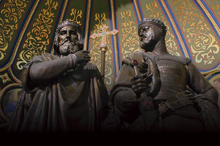 Król Bolesław I Chrobry  (z prawej) ze swoim ojcem,  księciem Mieszkiem I  – posągi ustawione w 1841 r.  w kaplicy królewskiej katedry  w Poznaniu.
