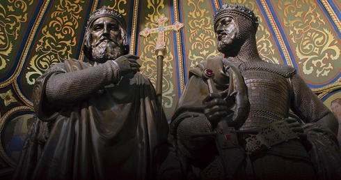 Król Bolesław I Chrobry  (z prawej) ze swoim ojcem,  księciem Mieszkiem I  – posągi ustawione w 1841 r.  w kaplicy królewskiej katedry  w Poznaniu.