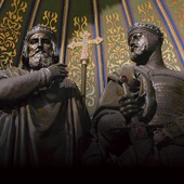 Król Bolesław I Chrobry  (z prawej) ze swoim ojcem,  księciem Mieszkiem I  – posągi ustawione w 1841 r.  w kaplicy królewskiej katedry  w Poznaniu.