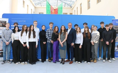 Uczniowie radomskich szkół z Radosławem Witkowskim i Katarzyną Kalinowską.