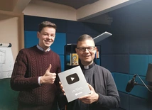 Księża Piotr Góra i Marek Studenski: na YouTube przytaczamy świadectwa osób żyjących wiarą 