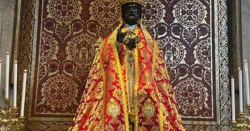 Na figurę św. Piotra w jego rzymskiej bazylice nałożono dziś tiarę i czerwoną szatę. Dlaczego?