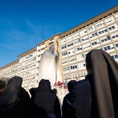 Świat niepokoi się i modli za papieża Franciszka