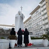 Papież korzystał w niedzielę z aparatów tlenowych. Trwają badania