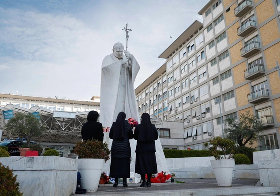 Papież korzystał w niedzielę z aparatów tlenowych. Trwają badania