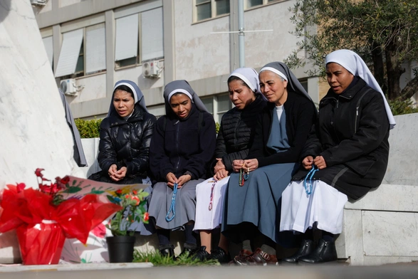 O godz. 21 na placu św. Piotra różaniec w intencji Papieża