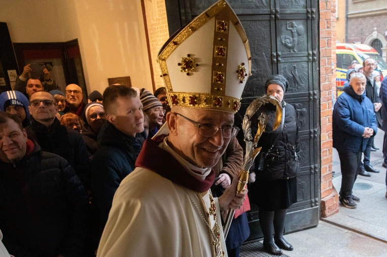 Abp Galbas zachęca do codziennej modlitwy za papieża o 21.00