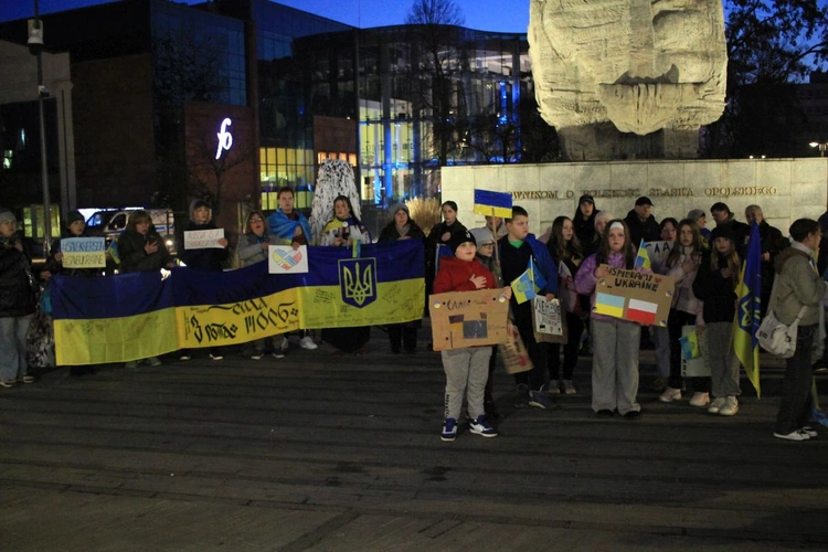 Wiec solidarności z walczącą Ukrainą w 3. rocznicę rosyjskiej inwazji