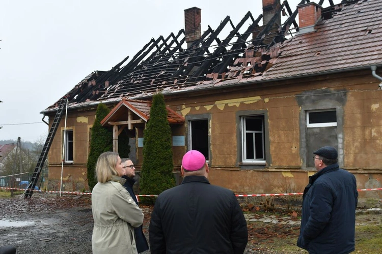 W nocy wybuchł pożar na plebanii w Gądkowie Wielkim