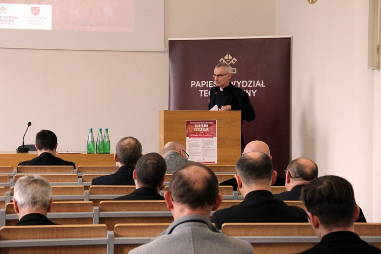 Nie ochrzczą dzieci, dopóki rodzice nie wezmą ślubu. "To niedopuszczalne"