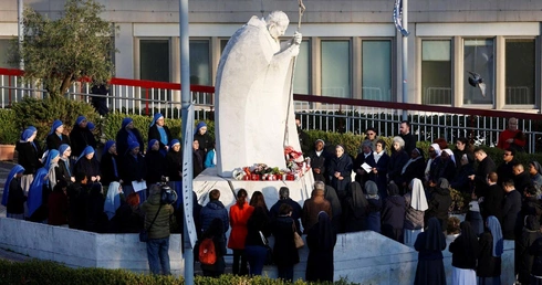 Wierni modlący się przed kliniką Gemelli o zdrowie dla papieża Franciszka.