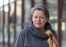 Izabela Drobotowicz-Orkisz aktorka teatralna i filmowa, absolwentka PWST w Krakowie. Zagrała jedną z głównych ról w filmach „Dziewczęta z Nowolipek”  i „Rajska jabłoń”. Pracowała w teatrach Wybrzeże, Atelier i Bucleina. Od 2001 r. prowadzi autorski Teatr Hagiograf  im. św. Teresy z Lisieux, tworzy scenariusze i reżyseruje.