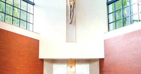 To jeden z kościołów jubileuszowych archidiecezji. W prezbiterium znajduje się majestatyczny krzyż, nad którym góruje Duch Święty.