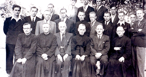 Rok 1947. Nauczyciele i absolwenci Społecznego Gimnazjum i Liceum ZNP w Gdyni-Orłowie. To właśnie z tej szkoły rekrutowała się większość członków konspiracyjnej organizacji Ruch Wyzwoleńczy Młodzieży Słowiańskiej.