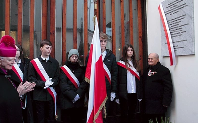 	W odsłonięciu tablicy wzięli udział m.in. uczestnicy protestu.