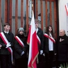 	W odsłonięciu tablicy wzięli udział m.in. uczestnicy protestu.