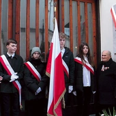 	W odsłonięciu tablicy wzięli udział m.in. uczestnicy protestu.