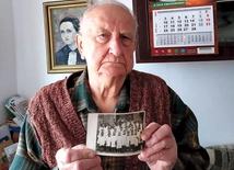 	Stanisław Talaga ze zdjęciem grupy ministranckiej z 1945 roku. Za nim na ścianie wisi portret jego mamy Magdaleny,  która spowiadała się u sługi Bożego.