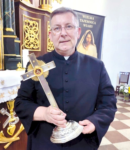 	Ks. Tomasz Konstanciuk z relikwiarzem hiszpańskiego świętego.