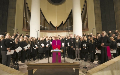 Chór stulecia z abp. Antoniem Guidem Filipazzim, nuncjuszem apostolskim w Polsce.