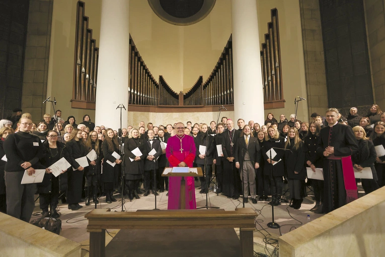 Chór stulecia z abp. Antoniem Guidem Filipazzim, nuncjuszem apostolskim w Polsce.