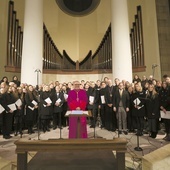 Chór stulecia z abp. Antoniem Guidem Filipazzim, nuncjuszem apostolskim w Polsce.