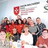 Wolontariusze i członkowie Zakonu Maltańskiego z seniorkami z Harcerskiej.