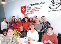 Wolontariusze i członkowie Zakonu Maltańskiego z seniorkami z Harcerskiej.