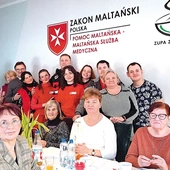 Wolontariusze i członkowie Zakonu Maltańskiego z seniorkami z Harcerskiej.
