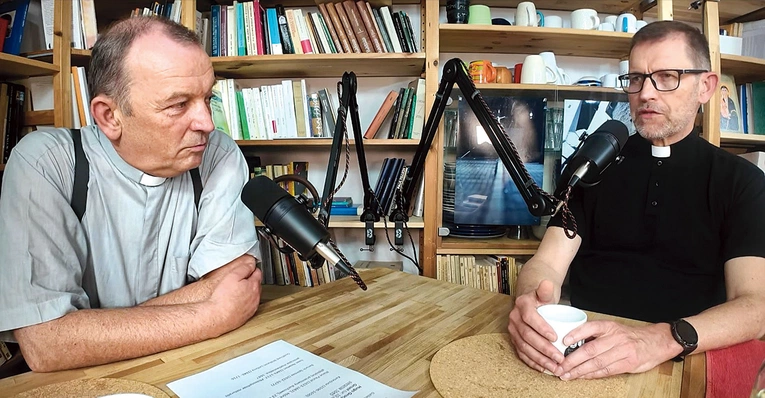 „Teologię z Katowic” (na zdjęciu ks. Jan Słomka i ks. Jacek Kempa)…