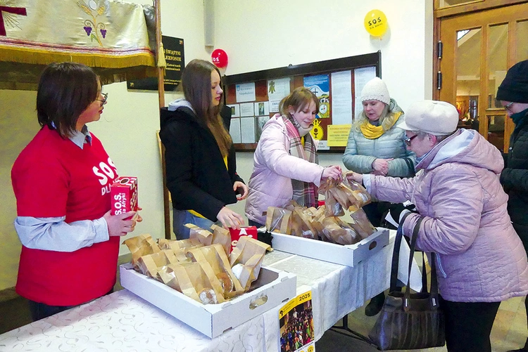 Parafianie chętnie otwierali portfele, by wesprzeć pracę misjonarzy.