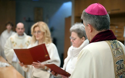 Przed rozpoczęciem liturgii kobiety podpisały w obecności biskupa zobowiązania.