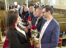 Sandra i Michał Dudowie (na pierwszym planie) od ponad roku wspierają małżeństwa i narzeczonych.