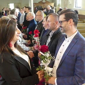 Sandra i Michał Dudowie (na pierwszym planie) od ponad roku wspierają małżeństwa i narzeczonych.