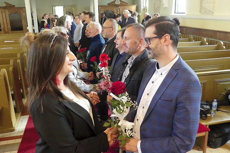 Sandra i Michał Dudowie (na pierwszym planie) od ponad roku wspierają małżeństwa i narzeczonych.